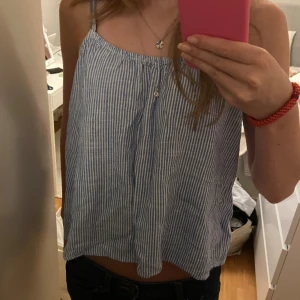 Super gulligt randigt linne - Säljer en av mina mesta nvända toppar! Skriv för fler bilder och frågof!🌸