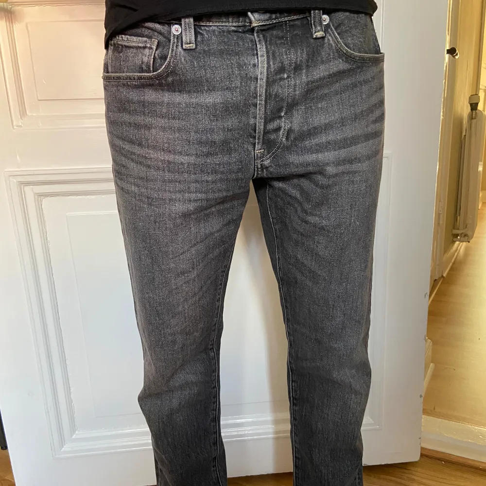 Säljer ett par snygga grå jeans från G-Star RAW som är använda endast ett fåtal gånger. De har en klassisk femficksdesign och en bekväm lite mer Slim fit passform. Perfekta för både vardag och fest! modellen är 176cm och väger 58 kg (nypris 1300). Jeans & Byxor.