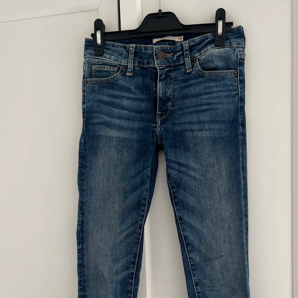 Levis jeans skinny med mid- waist! Storlek 26. Är i ett bra skick, sparsamt använda💗🌟 Jättesnygga om man har några boots över dem😍😍. Jeans & Byxor.