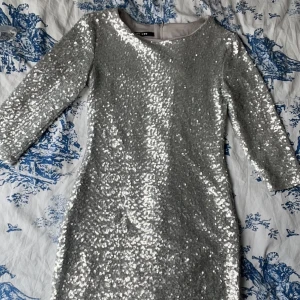 Klänning / Dress - Väldigt fin glittrig klänning, giving Blair Waldorf vibes! Perfekt nu till hösten med ett par svarta stövlar. Xoxo oldfashiongirlie