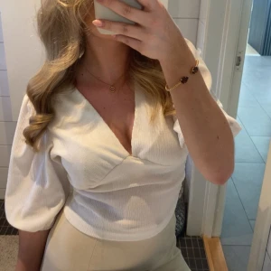 Vit blus  - Vit blus med puffärmar och urringning❣️säljer en likadan i svart, skriv för fler bilder, frakt:45kr