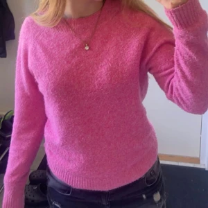 Vero Moda tröja  - Jätte fin vero Moda tröja som inte använd så mycket  så fin rosa färg🎀🎀