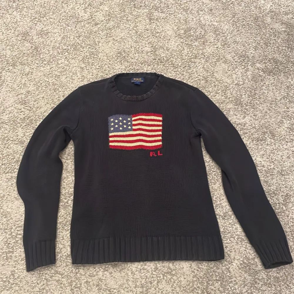 Riktigt fet Ralph lauren sweatshirt i storlek XL. Den sitter dock som en M tro mig! Säljer pågrund av att jag inte använder.   Hör av er vid frågor, priset är inte hugget i sten!. Stickat.