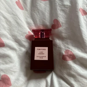 Säljer denna parfym för ett billigt pris - Jag säljer denna parfym eftersom jag inte tyckte om lukten särskilt mycket som jag fick i present.💗