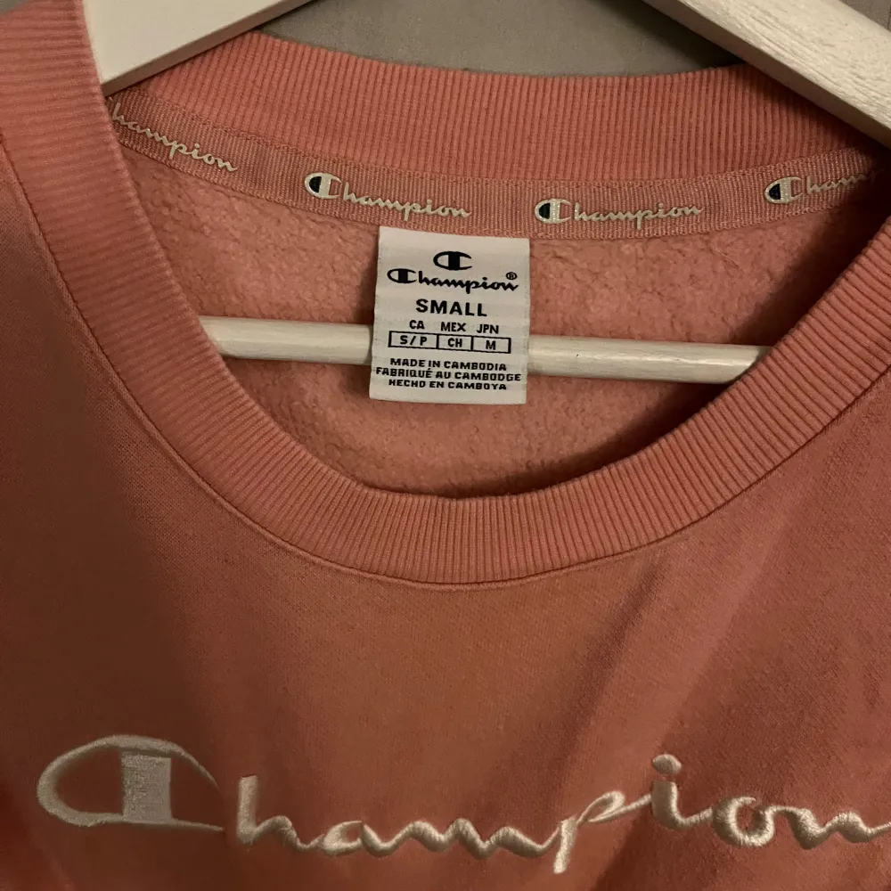 Super söt champion sweatshirt i storlek small som är lite åt det rosa aktiga hållet. Säljer då den ej används. Den är i ett bra skick 🤍. Tröjor & Koftor.