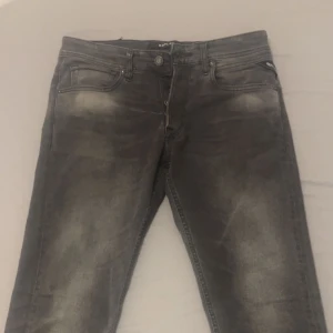 Replay herr jeans  - I nyskick, ingen defekt på byxorna, Säljer dem åt min kille eftersom att de ej passar honom längre. Pris kan diskuteras vid intresse. 