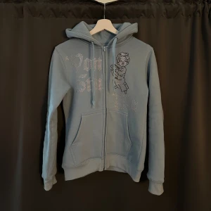 Unik zip hoodie - En unik zip hoodie från VONSTUDIO! Köptes för ca 1000kr och är i väldigt fint skick!