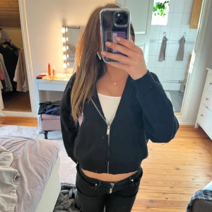 Svart ziphoodie - Huvtröja som aldrig kommit till användning! Toppenskick💗