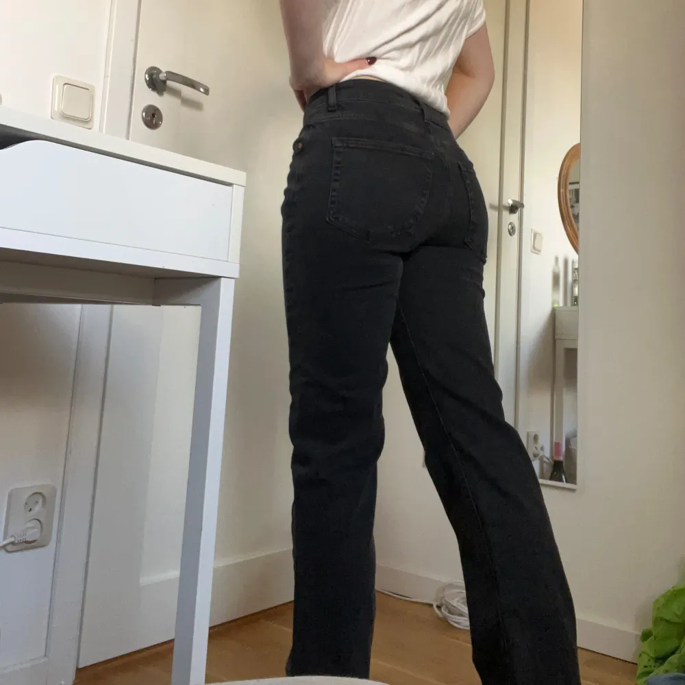 Jeans från bikbok köpta förra året men aldrig använda. Jeansen är midwaist. (Jag är 165cm). Jeans & Byxor.