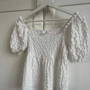 Vit blus - Vit blus från Gina barn! Lite fläckar därav pris.