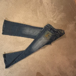 Lågmidjade jeans - Ett par mörkblå/ljusareblå Lågmidjade jeans från BMorejeans. Säljer de för 300kr, inga defekter osv. Står ingen storlek men skulle säga att de är S/M, 36/38. Skriv ifall ni är intresserade💕💕