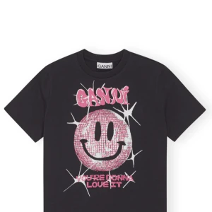 Ganni t-shirt - Super fin och unik Ganni t-shirt som självlklart är äkta. Köptes för nått år sen och används inte så mycket längre. Tröjan har inga defekter och är i storlek xxs men passar nog xxs-s eftersom att den är en väldigt oversized xxs, pris kan diskuteras💞