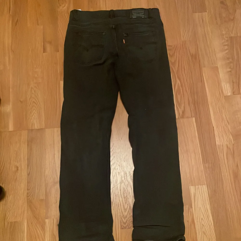 Tja jag säljer dessa riktigt snygga Levis 551orna då dom inte passar längre nypris är ca 1399 mitt pris är 499kr Dom är knappt använd då dom blev för små snabbt 10/10 skick.. Jeans & Byxor.