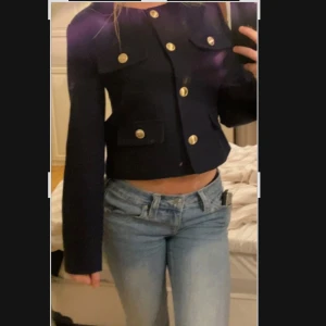 Söt jacka från Zara - Jätte gullig och perfekt till hösten, säljer då den ej kommer till användning🌸 inga defekter 