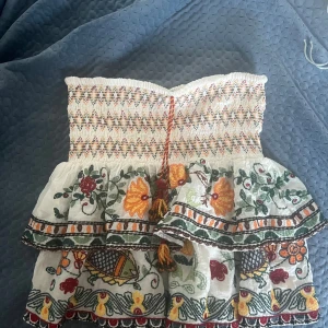 Zara kjol - Mönstrad volangkjol från zara. Storlek M men sitter mer som en S