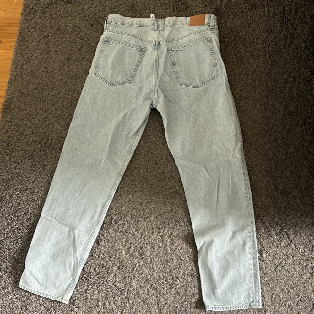 Jeans ifrån weekday i bra skick. Modellen är barrel i storlek W33 L32. Jeans & Byxor.