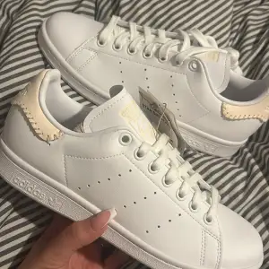 Säljer ett par helt oanvända Adidas Stan Smith sneakers, köpte dessa förra året, dock två storlekar för stora så de har bara legat i garderoben sen dess och har ej använts , skit snygga och i helt nytt skick (fler bilder kan man höra av sig om)