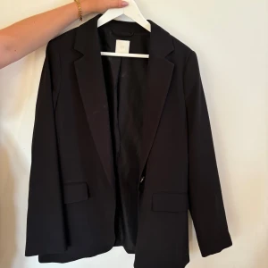 Blazer, Hm - Jättebra skick! Köpt på hm men har inte kommit till användning de senaste! Storlek L men passar absolut xs-m om man vill ha den lite oversize! 