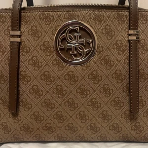 Guess väska - Guess väska, knappt använd. 3 fack med dragkedja i mitten facket 