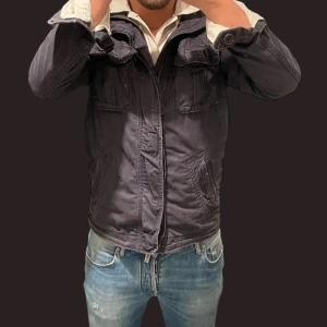 Feild jacka  - Säljer denna riktigt feta feild jackan perfekt för dig som söker någon unik sak till hösten. 