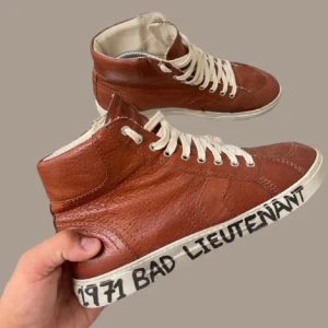 saint laurent skor  - saint laurent skor till salu storlek 41 passar mer som en storlek 42. Sjukt snygga skor som är perfekt för dig som söker ett par unika skor. Box finns. Vid frågor och funderingar skriv gärna! 