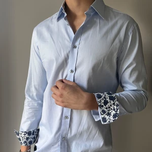 Skjorta - Skön skjorta för bra pris. Modellen är cirka 180cm. 