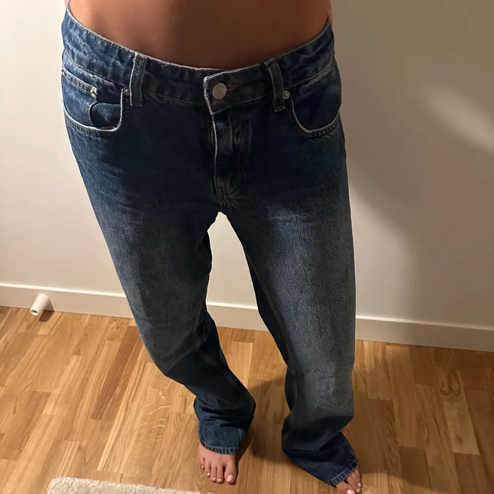 Lågmidjade Nelly jeans, flärpen för att dra upp gylfen finns inte och det var även så byxorna kom! Går att stänga men finns ingen flärp som gör det lättare att dra upp den💕. Jeans & Byxor.