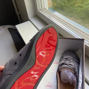 gråa Loubs utan spikar - Säljer ett par nya loubs som är använd ungefär en månad. Allt följer med skolåda, påse, kort mm  Pris kan diskuteras  Org pris 7000