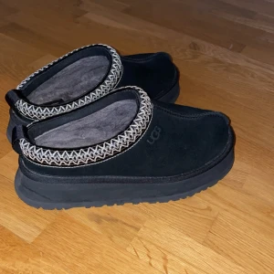 Uggs - Säljer mina fina uggs som jag köpte på Nk. Små i storleken, då jag har 36/37 men tog 38. Väldigt sköna och knappast använd. Köparen står för frakten. Köpte dom för 2100 .💕