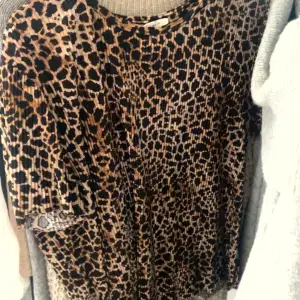 snygg leopard t-shirt ifrån vero moda ,knappt använd, osäker på storleken men passar både Xs/S/M