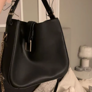 Väska med kedja - Super fin väska som passar perfekt till skolan eller om man behöver en större. Ser ut som ny! Älskar den och passar till allt. 