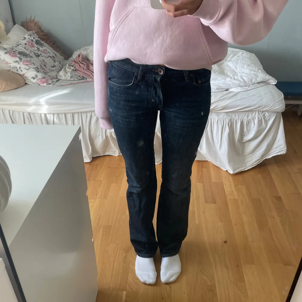 Säljer dessa snygga lågmidjade vintage jeans ifrån crocker, superbra skick!!💘💘🥰. Jeans & Byxor.