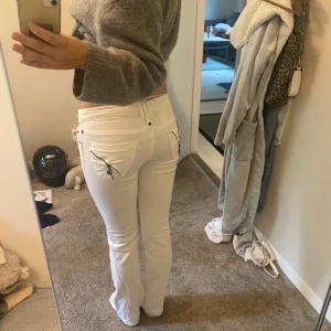 Vita bothcut jeans  - Knappt använda, bra i storleken, väldigt snygga bakfickor 