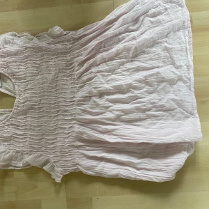 Söt blus från name it❤️ - Jag säljer den jätte söta topp då den inte passar mig längre, den är i jättebra skick och bara använd fåtal gånger❤️storleken är 158-164/ 13-14 y, jag kommer sälja den för 150kr plus frakt 39kr