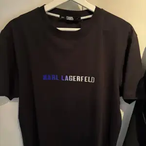 Helt ny Karl lagerfelt t shirt med lapparna kvar, storlek M. 350kr