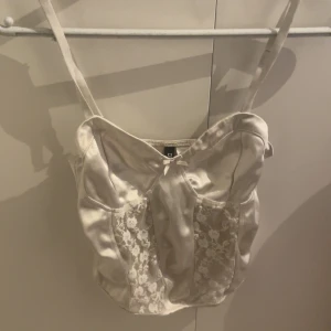 Fin korsett top - En superfin vit korsett top som nu tyvär blivit för liten på mig