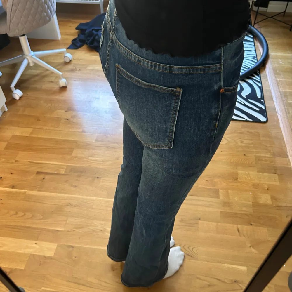 Säljer ett par klassiska blå jeans i en snygg straight fit. De har en normal midja och är perfekta för vardagsbruk. Jeansen har en enkel design med fem fickor och knappar i midjan.. Jeans & Byxor.