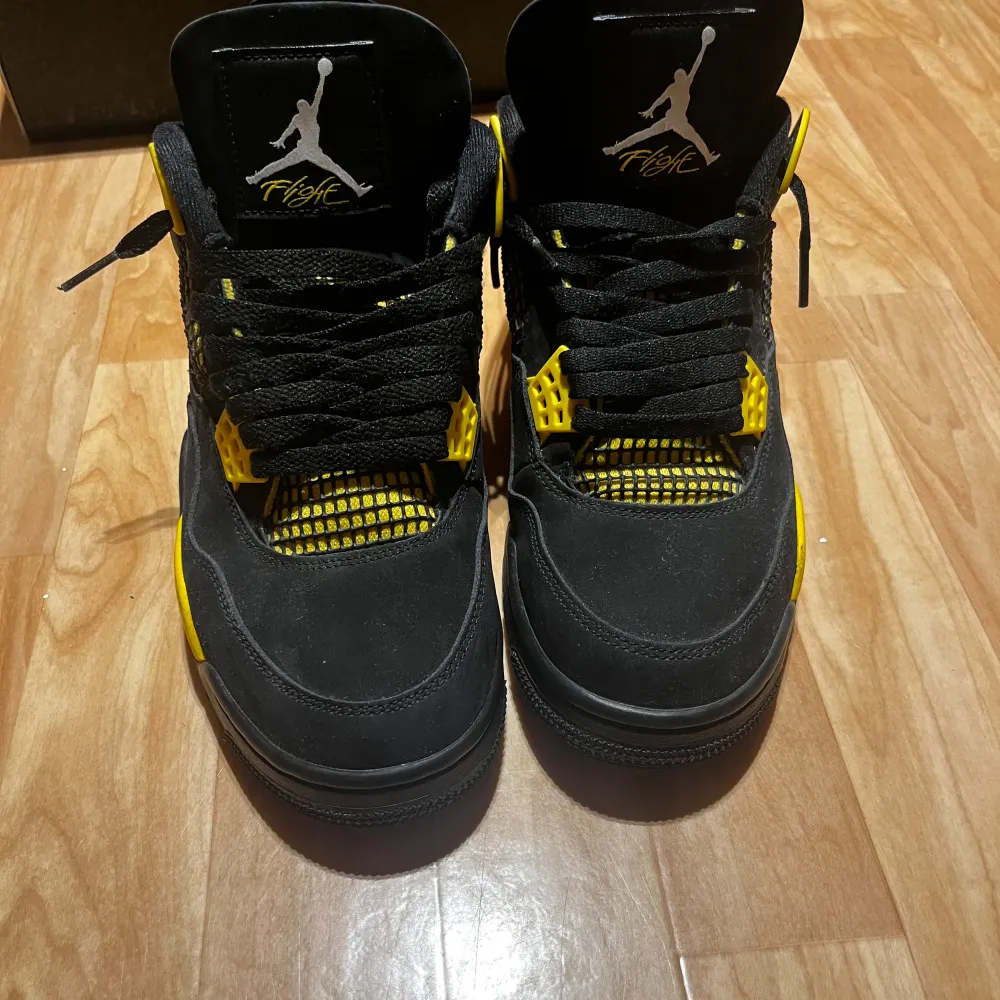 Hej” jag säljer dessa Jordan 4 Yellow thunder på grund av att jag har växt ur stilen, stolek 42,5 skicka 9/10 🤩 dem är använd bara några få gånger för att jag var rädd om dem o använde dem väldigt sällan o nu har jag växt ur dem. Köpta på SolePlus.. Skor.