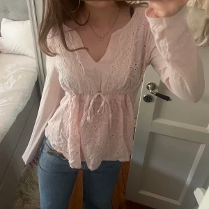 Rosa blus - Jättesöt rosa odd molly blus med rosett🎀💕✧･ﾟ* i fint skick! 🍓🫧 storlek S ♡ kontakta mig privat vid frågor & funderingar 💋