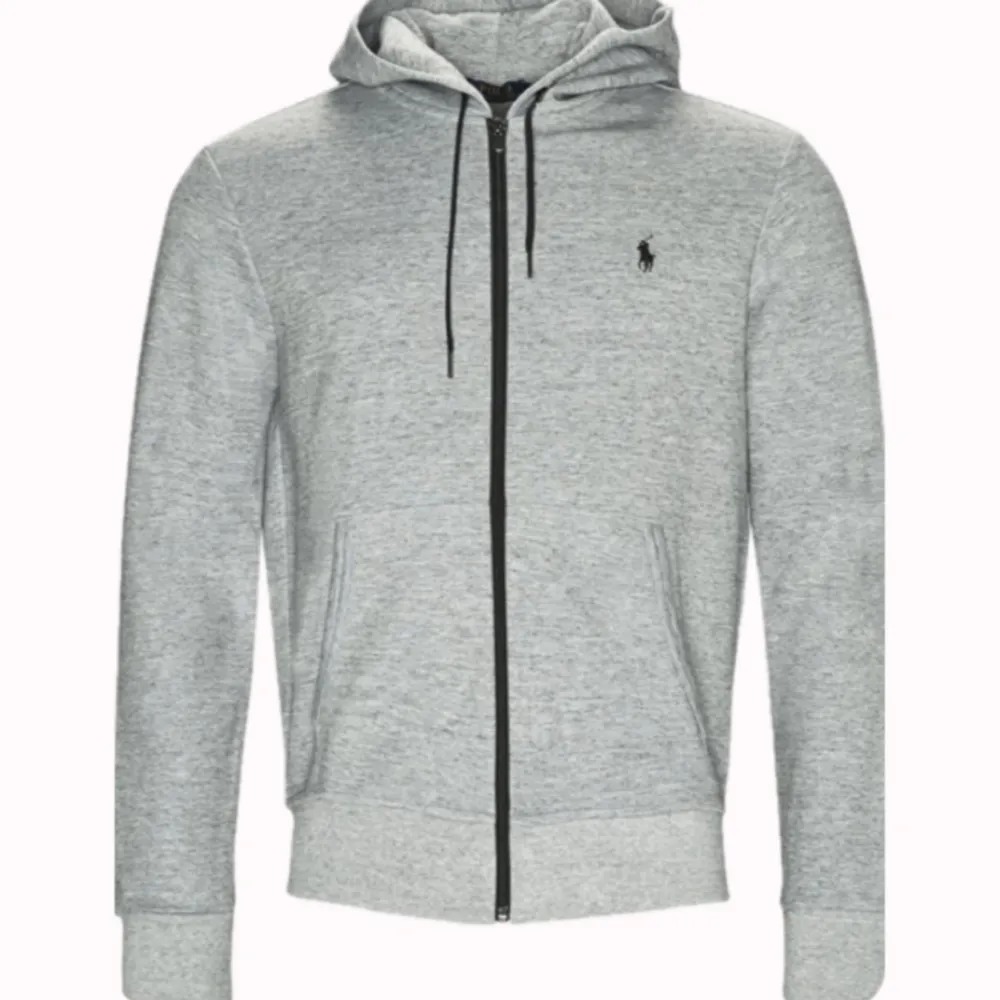 Säljer denna gråa Ralph Lauren hoodien i storlek M , skick 8/10 inga deflekter, pris går alltid att diskutera! ✅. Hoodies.