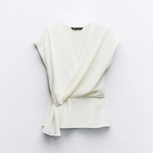 Zara blus  - En jättefin blus som går att användas till vardags och till fest, säljer pga den inte kommer till användning! (Använd 1gg)💞🫶🏼