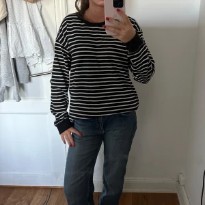 Randig långärmad tröja - Svartvit randig tröja med långa ärmar. Sitter ocersized. Knappt använd i mycket bra skick. Jag är 167 och brukar ha xs/s