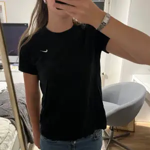 Jättefin Nike t-shirt i bomull. Sparsamt använd, därmed fint skick! Perfekt till allting - både till vardags och sport.