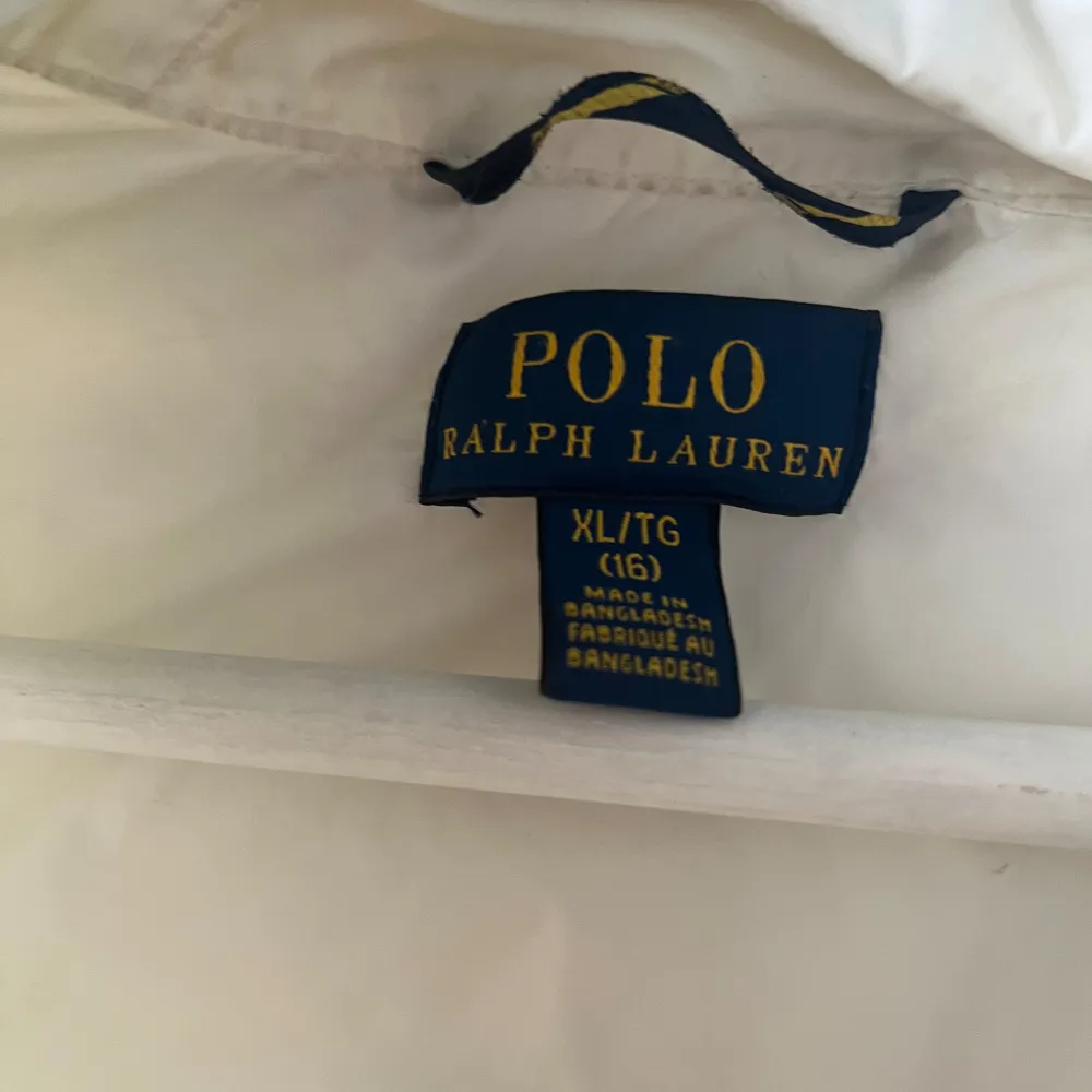 Fin Ralph lauren jacka, den har lite fläckar på jackan men de är inte så tydliga och de går nog bort i tvätten. Köpt för 2000kr. Skriv för fler bilder :) sitter som en S. Jackor.