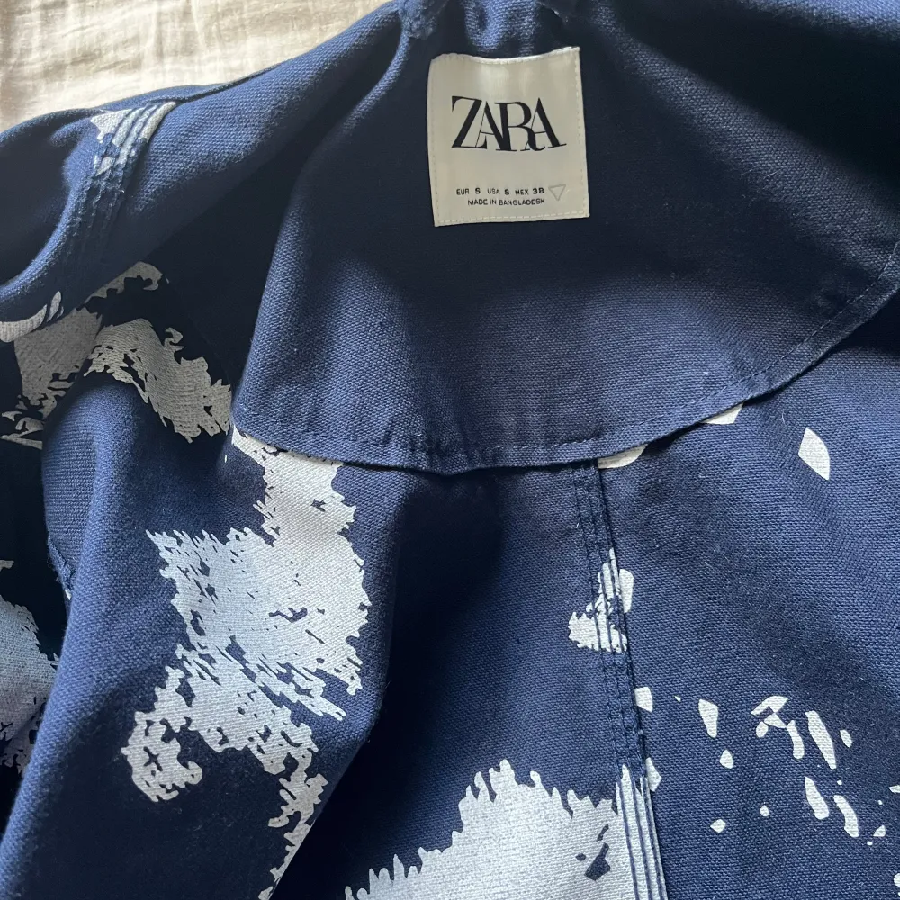 Säljer min overshirt från Zara i storlek S. Säljs pga att den används för lite.. Jackor.