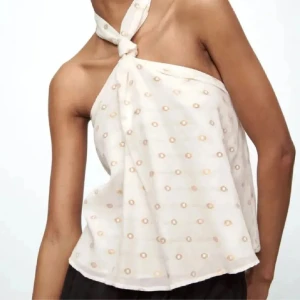 Zara topp  - Super söt topp från zara❤️ av vad jag vet så säljs den inte längre, toppen är i bra skick och är sparsamt andvänd❤️tveka inte på att skriva om ni har frågor❤️