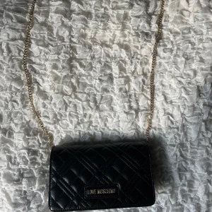 Moschino väska  - Super Bra skicka. Super fin väska med bra fack. Går att ta bort kedjan om man vill