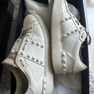 Valentino skor  - Säljer pga de ej används, skosnören följer med samt box. Kvitto finns. Två nitar har lossnat på insidan men det är inget som syns. Pris är diskuterbart vid snabb affär!💞