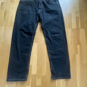 Pull & Bear Wide Leg byxor - Pull & Bear wide leg byxor  Färg:Svart Skick: Aldrig använda  Storlek: 42 Pris:200kr