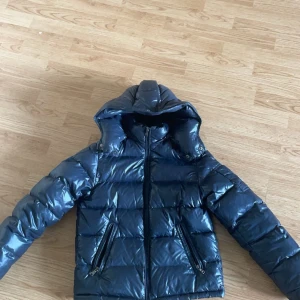 Moncler Maya Stl. S/ 12Y - Fint skick.  Använd under en vinter. litet hål vid dragkedjan men inget som stör vid öppning eller stängning på jackan. Annars är den som ny 